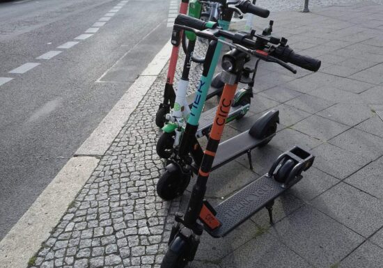 Schnieder will Parken von E-Scootern auf Gehwegen einschränken