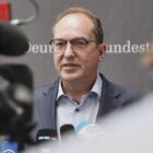 Hasspostings: Dobrindt will stärkere Kontrolle von Platformen
