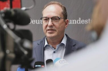 Hasspostings: Dobrindt will stärkere Kontrolle von Platformen