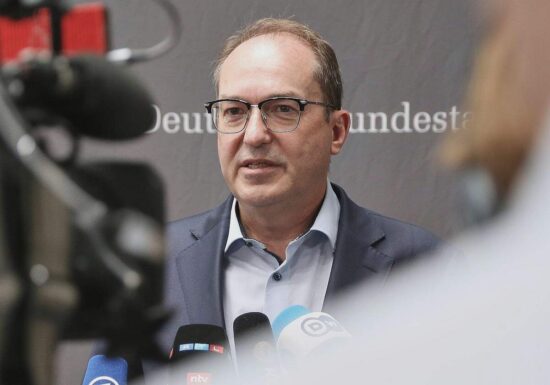 Hasspostings: Dobrindt will stärkere Kontrolle von Platformen