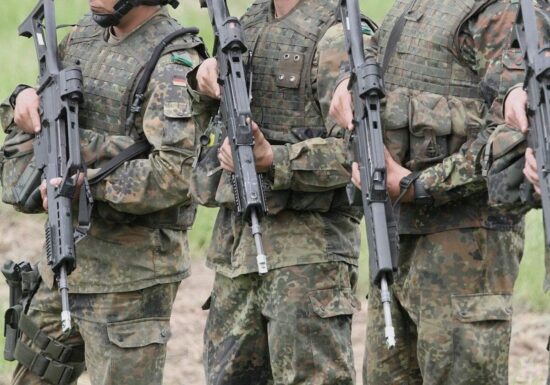 Wehrbeauftragter drückt bei Bundeswehr-Ausrüstung aufs Tempo