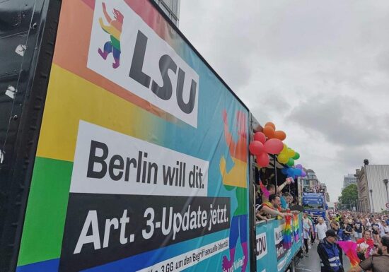 LSU kritisiert Klöckner und lädt Merz zum CSD ein