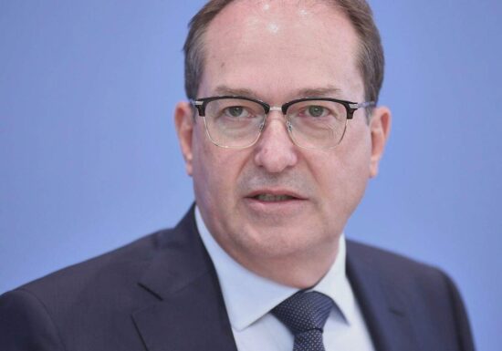 Asyl: Dobrindt will Notlagen-Klärung durch EuGH