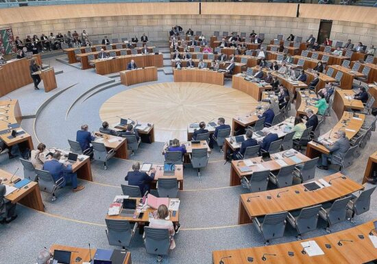 SPD wirft Wüst Missachtung des NRW-Landtags vor