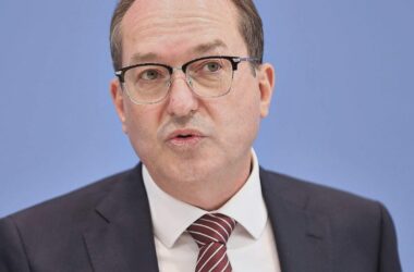 Bayerns Innenminister stärkt Dobrindt den Rücken