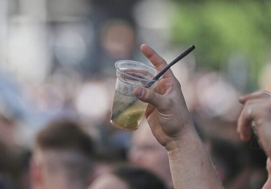 Gesundheitsminister fordern Verbot von begleitetem Alkoholkonsum