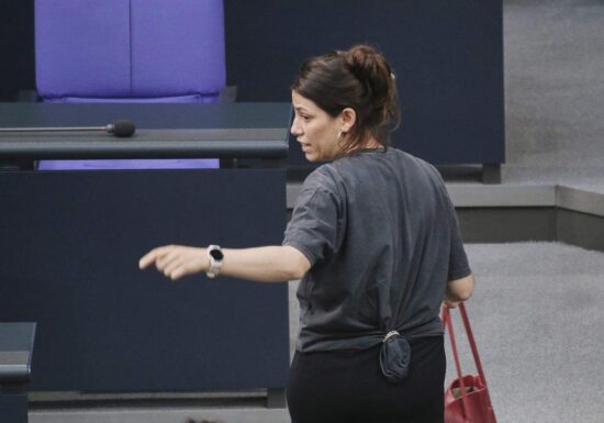 Pullover sorgt für Rauswurf von Linken-Politikerin aus Bundestag