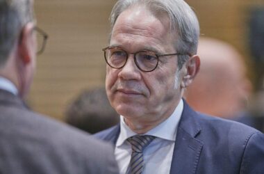 Brandanschlag auf Bundeswehr-Fahrzeuge: Maier will besseren Schutz