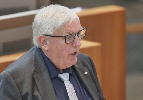 Lauman will Aufgaben zwischen Apotheken und Ärzten neu aufteilen