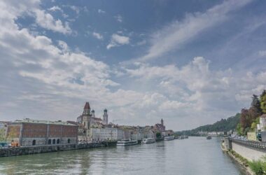 Auto erfasst in Passau mehrere Menschen
