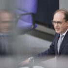 Dobrindt will Asylrecht im Grundgesetz nicht "infrage stellen"