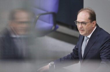 Dobrindt will Asylrecht im Grundgesetz nicht "infrage stellen"