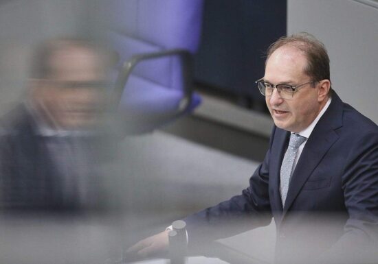 Dobrindt will Asylrecht im Grundgesetz nicht "infrage stellen"