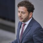 Banaszak will Klimaabgabe für Gaskonzerne und Klimasoli für Reiche