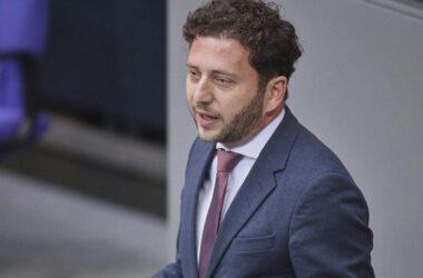 Banaszak will Klimaabgabe für Gaskonzerne und Klimasoli für Reiche