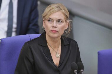 Klöckner warnt Abgeordnete vor zu legerem Kleidungsstil