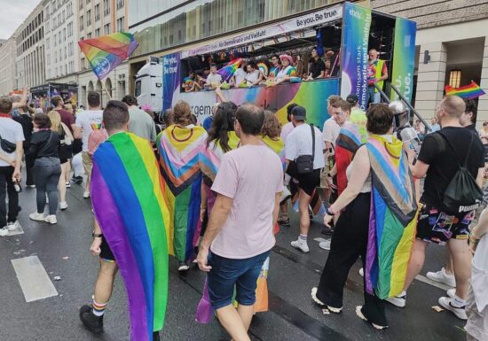 Prien unterstützt Teilnahme ihrer Mitarbeiter beim CSD