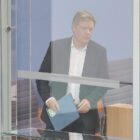 Bericht: Prüfer sahen kaum Risiken für Habecks Batterie-Förderung