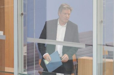 Bericht: Prüfer sahen kaum Risiken für Habecks Batterie-Förderung