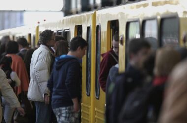 Berlins Regierender zweifelt an Finanzierung des Deutschlandtickets