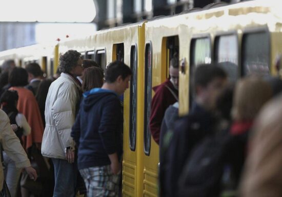 Berlins Regierender zweifelt an Finanzierung des Deutschlandtickets
