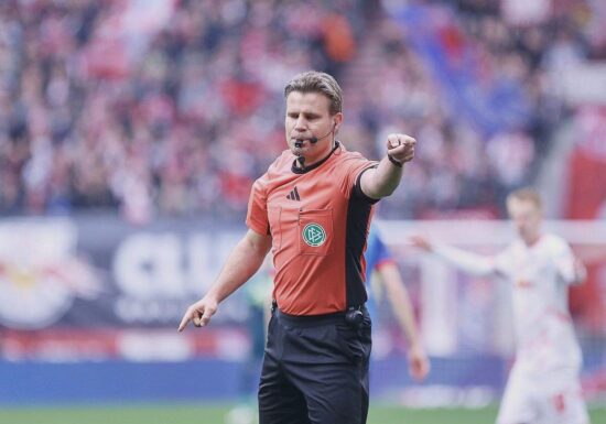 Ex-Schiedsrichter Brych erwartet mehr KI-Einsatz bei Fußballspielen