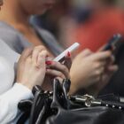 Prien kritisiert Smartphone-Nutzung von Eltern