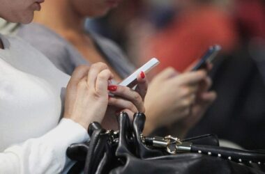 Prien kritisiert Smartphone-Nutzung von Eltern