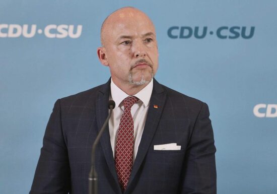 CSU-Landesgruppenchef verschärft Vorwürfe gegen Pro Asyl
