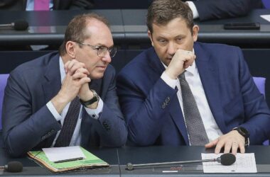 Klingbeil unter Druck: Zwei Ministerien wollen Milliarden extra