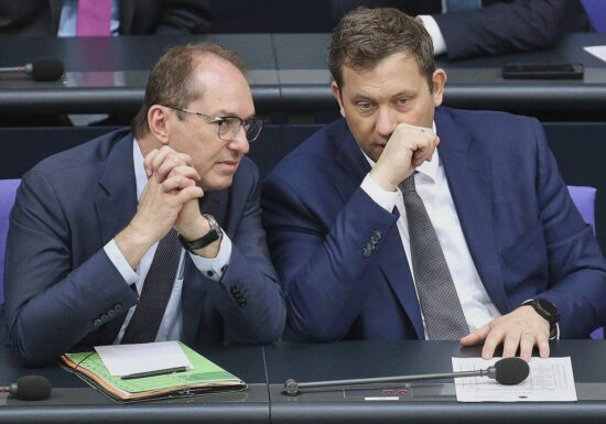 Klingbeil unter Druck: Zwei Ministerien wollen Milliarden extra