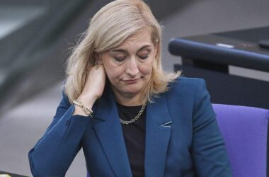 Gesundheitsministerin räumt Milliarden-Risiko bei Masken-Klagen ein