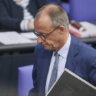 Grüne werfen Merz "Wortbruch" und "fossile Nostalgie" vor