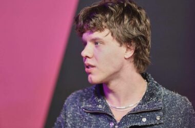Alex Warren führt Single-Charts an - Zartmann auf Rang drei