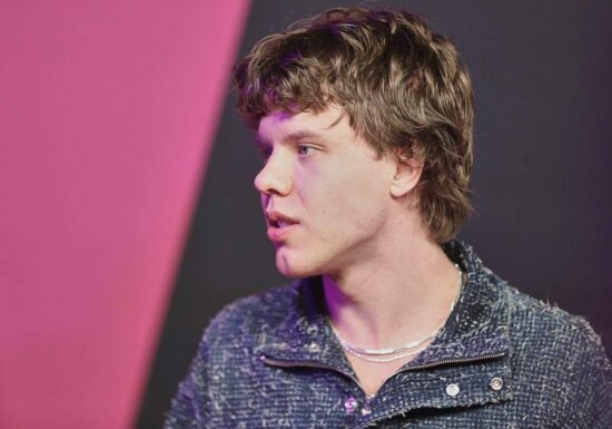 Alex Warren führt Single-Charts an - Zartmann auf Rang drei