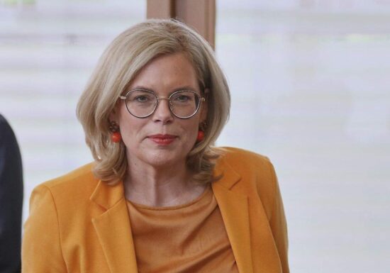 Klöckner weist Kritik an Regenbogenfahnen-Entscheidung zurück