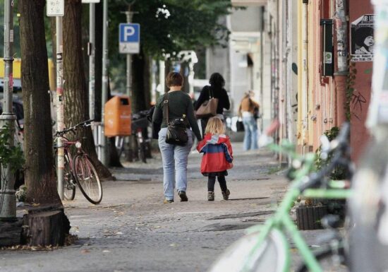 Prien will Lage von Alleinerziehenden verbessern