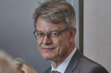 Schnieder will mit Reformen Bahn pünktlicher machen