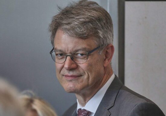 Schnieder will mit Reformen Bahn pünktlicher machen