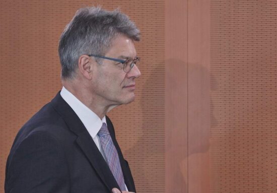 Schnieder erwägt Preisanpassung von Deutschlandticket an Inflation