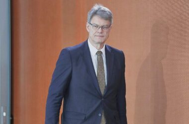 Verkehrsminister hält Zukunft von Bahnchef Lutz weiter offen