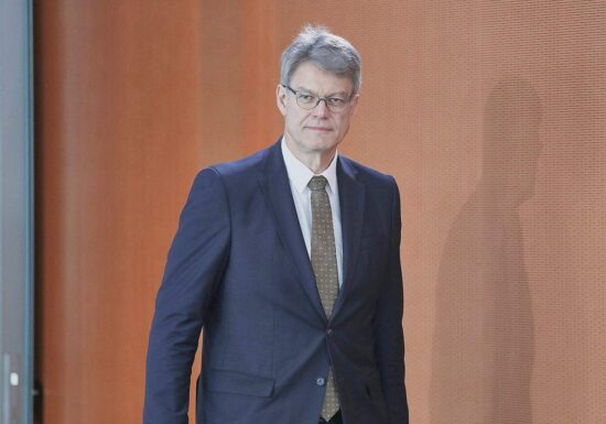 Verkehrsminister hält Zukunft von Bahnchef Lutz weiter offen