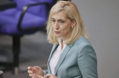 Warken verlangt härtere Strafen gegen gewalttätige Patienten