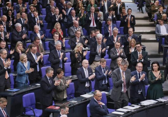 Chefgehälter: Transparency tadelt Geheimhaltung bei Union und SPD