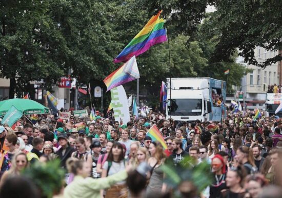 Hunderttausende bei Berliner CSD - Festnahmen bei Gegendemo