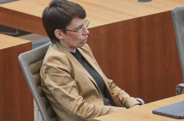 NRW-Familienministerin warnt vor Queer-Feindlichkeit