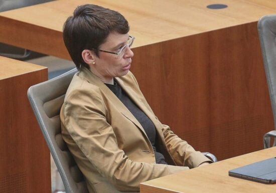 NRW-Familienministerin warnt vor Queer-Feindlichkeit