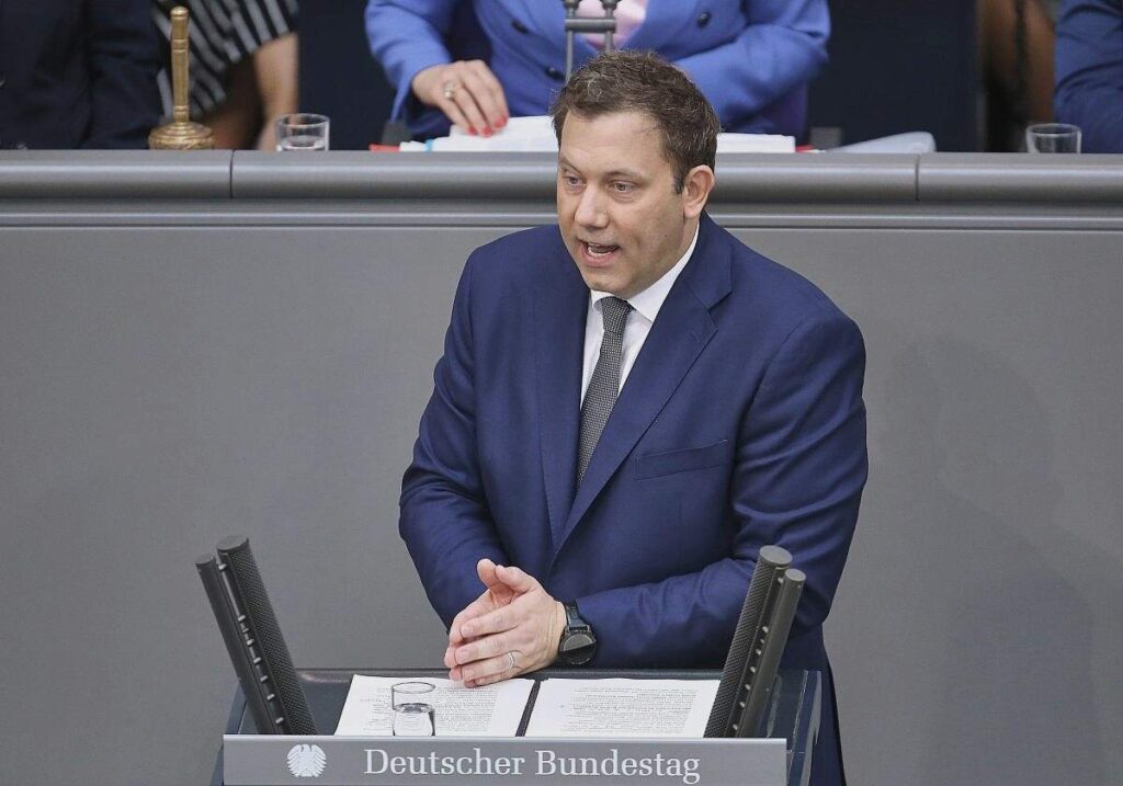 Klingbeil verspricht anhaltend hohe Investitionen