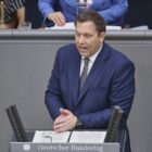 Klingbeil verspricht anhaltend hohe Investitionen