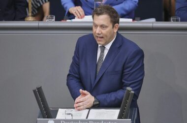 Klingbeil verspricht anhaltend hohe Investitionen